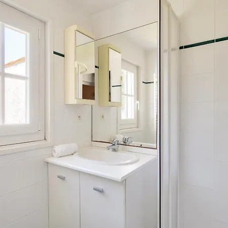 Jolie Maison Pour 4, Avec Jardin, A *