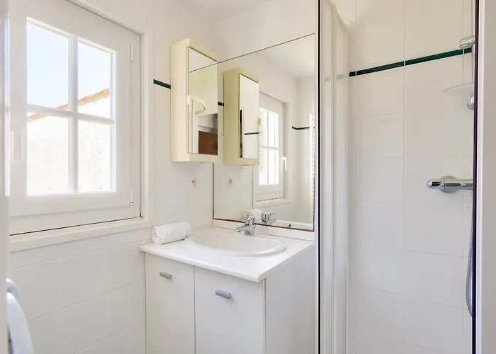 Jolie Maison Pour 4, Avec Jardin, A *